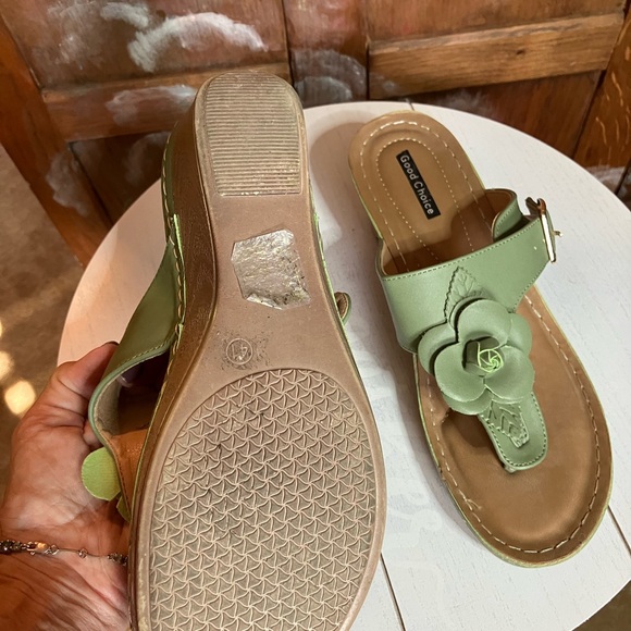 Good Choice size 10 Green Thong lightweight sandal 2.5 wedge - Picture 2 of 6
